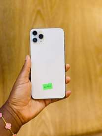 A picture of iPhone 11 Pro Max Clean like new