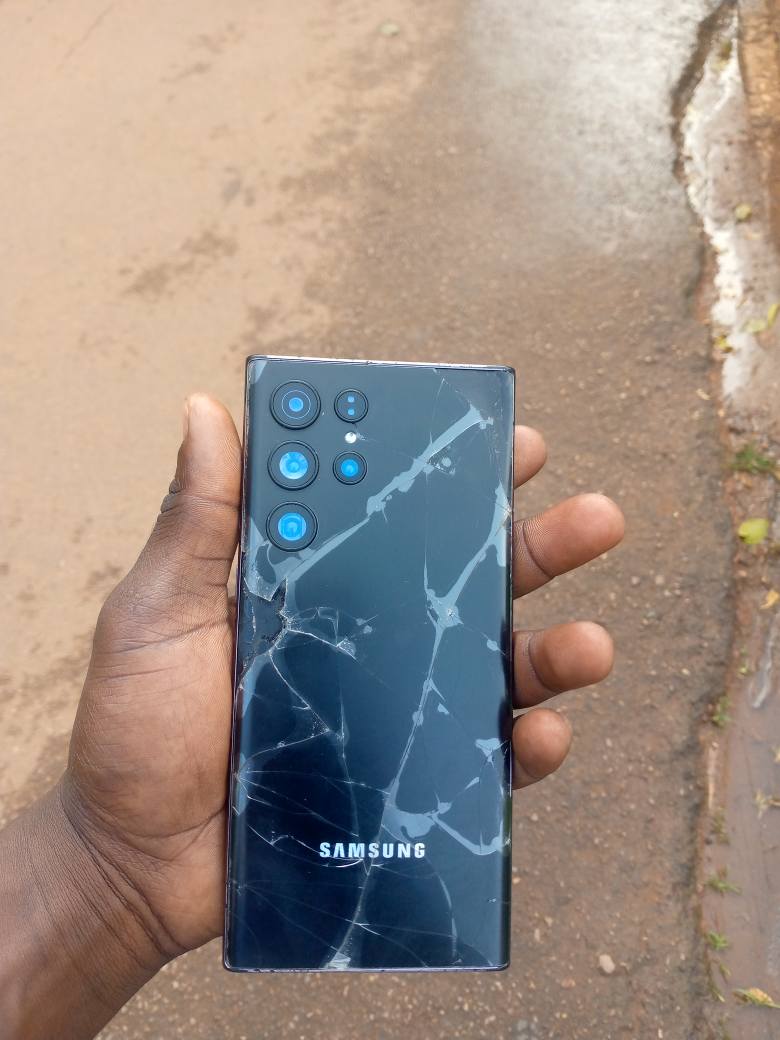 A picture of S22 ULTRA it doesn t power on needs some repairs