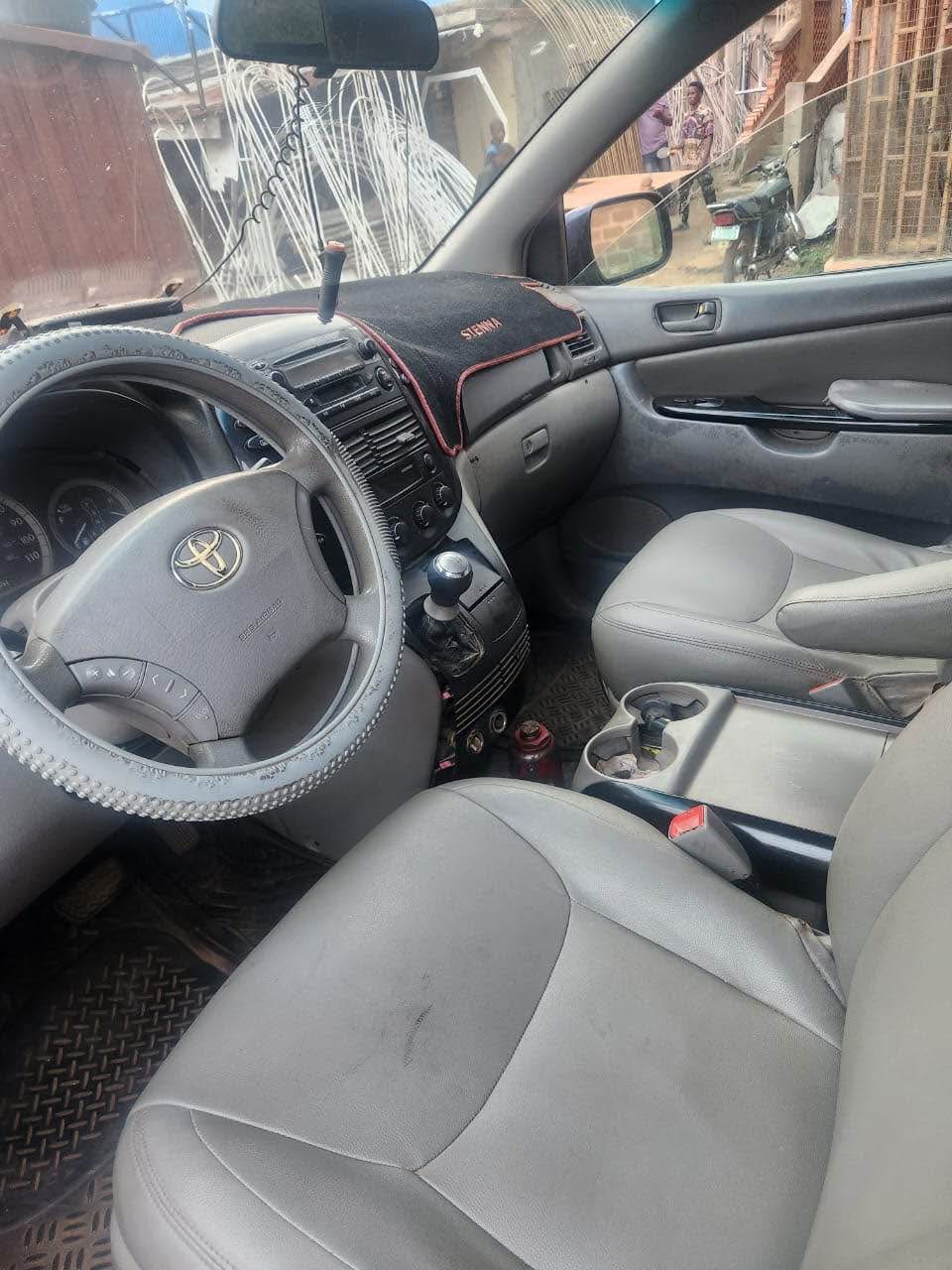 A picture of Toyota sienna