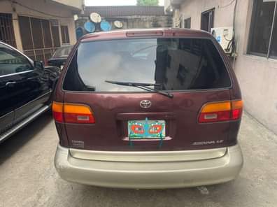 A picture of PRICE SLASH ALERT Belgium grade Toyota sienna 2000 model partly