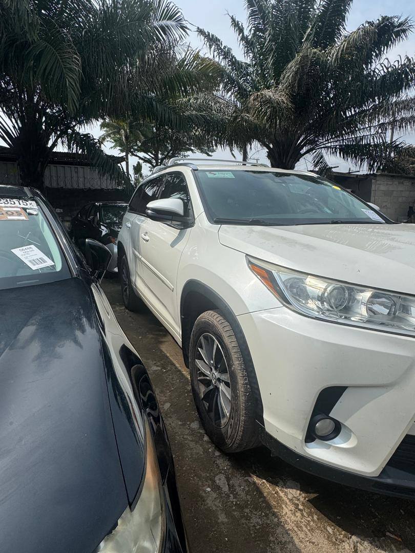 A picture of 2018 foreign used Highlander limited edition 32M