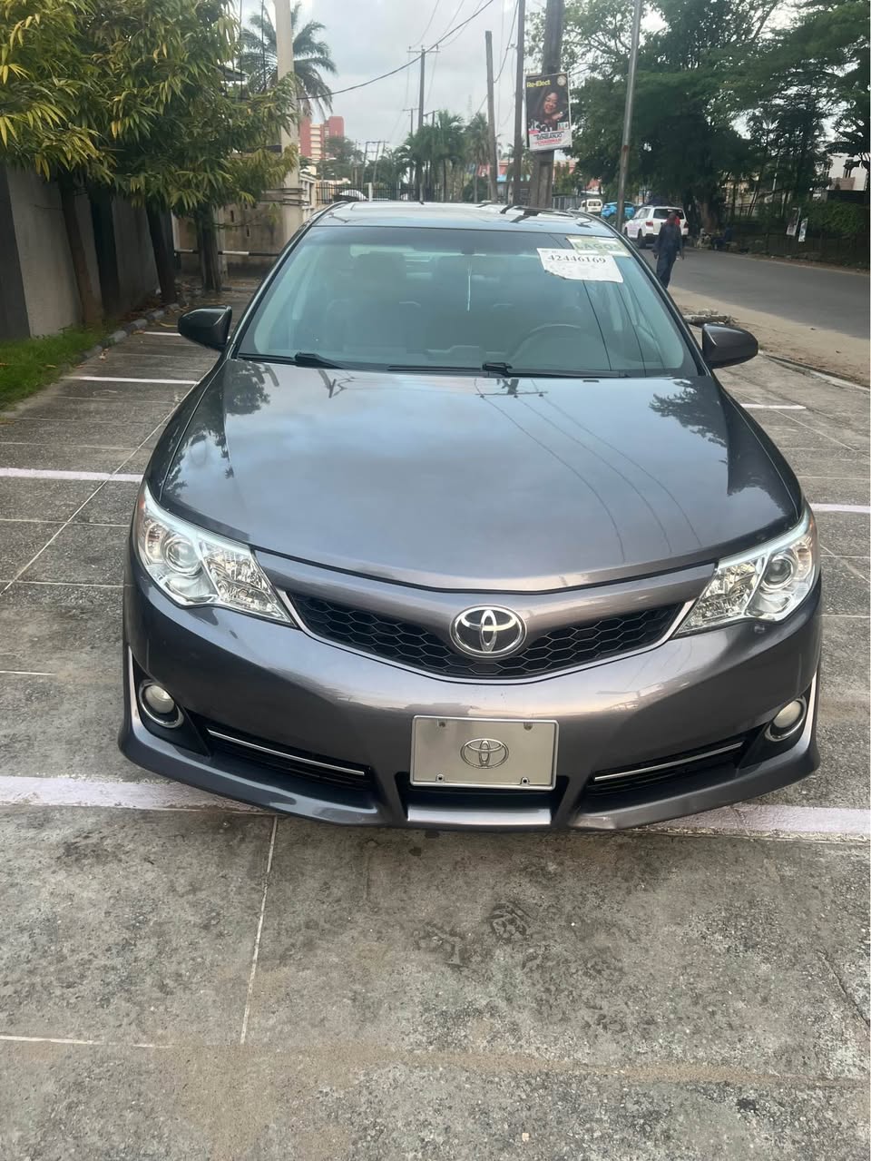 A picture of 2014 Toyota Camry SE