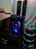 A picture of Feni 32tshs kitanda 5 6 Bei 130k Redio spiano full