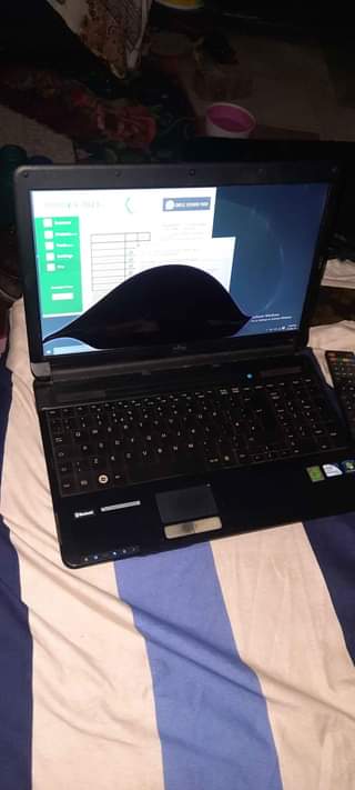 A picture of Laptop aina fujitsu ni nzima kabisa tatizo ni kioo tu