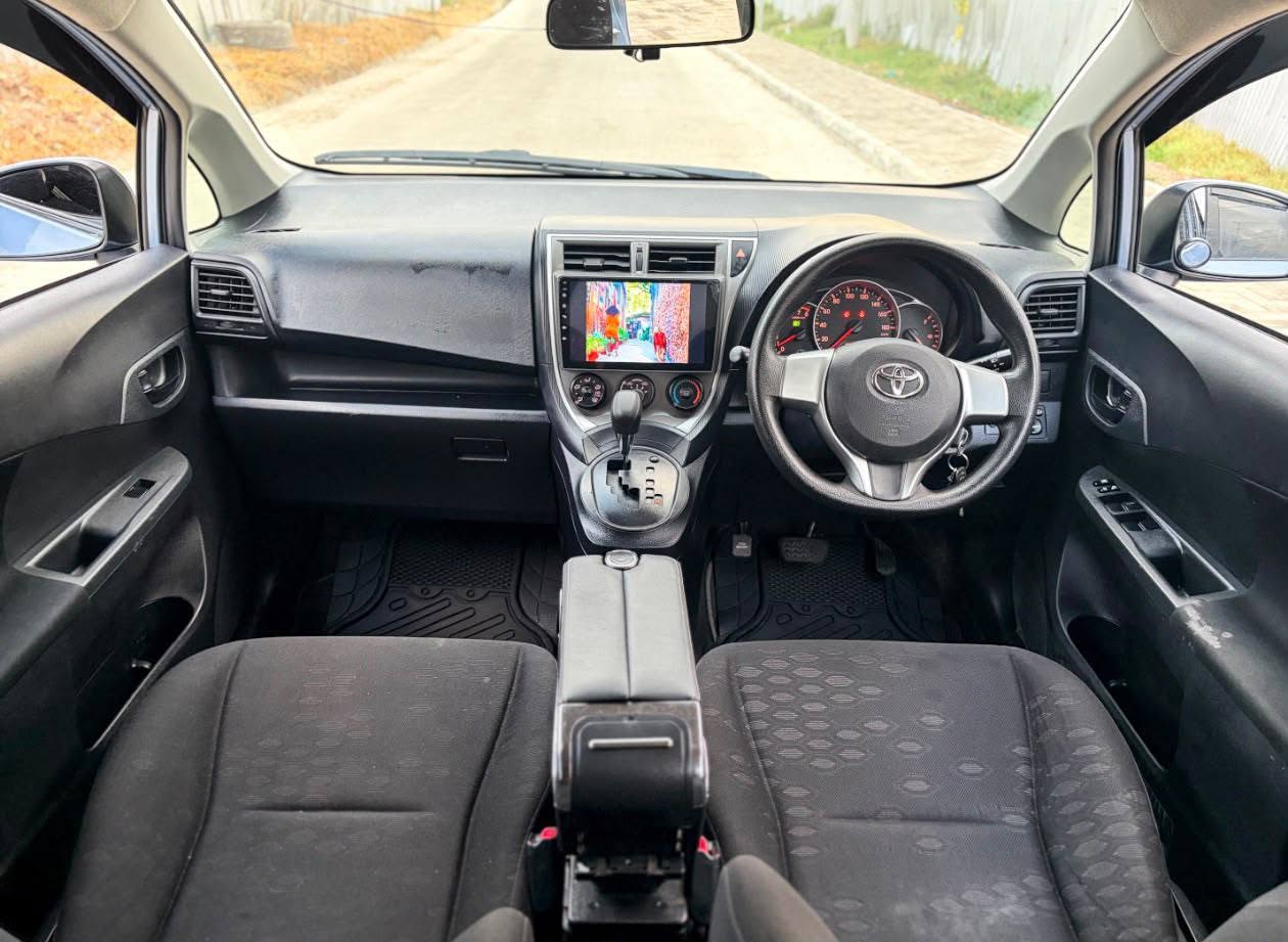 A picture of Toyota ractis new