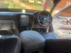 A picture of LAND CRUISER V6