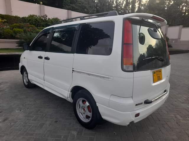 A picture of TOYOTA NOAH SR40 2WL FULLAC HAINA TATIZO LOLOTE SASAIV POPOTE