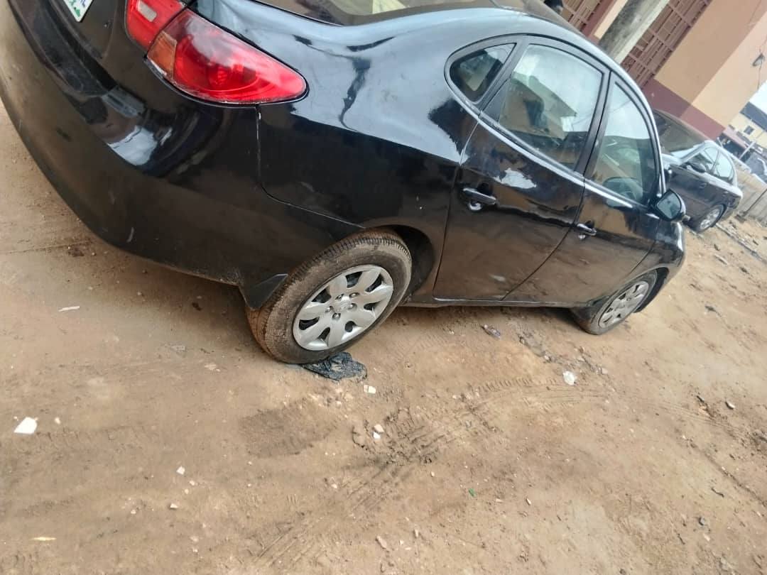 A picture of Hyundai Elantra 2004