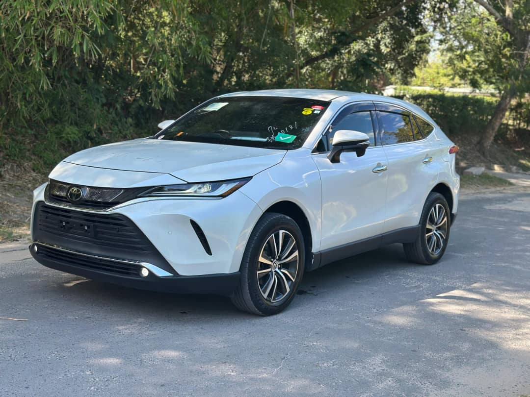 A picture of Toyota Harrier 2022 price 100M