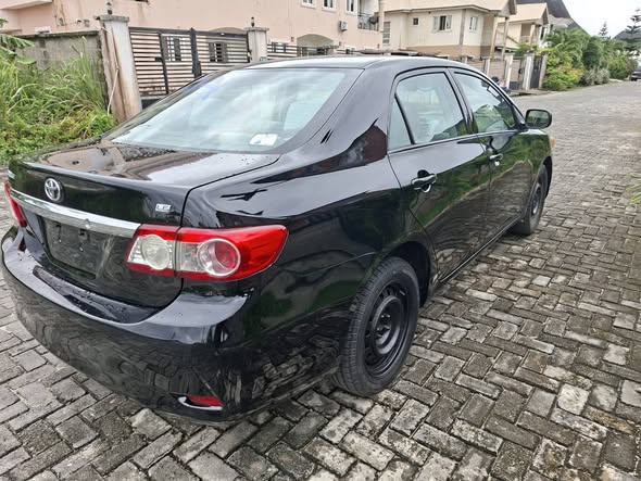 A picture of 2012 toyota corolla LE