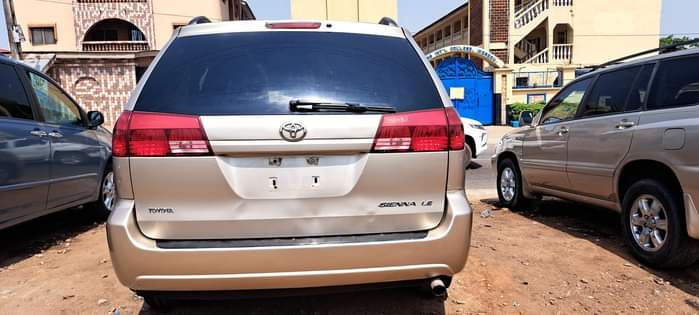 A picture of Toyota Sienna 2006 Model