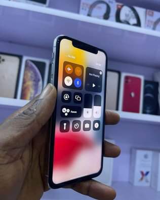 A picture of FRESH LIKE NEW IPHONE X 64GB NOFID TRUE TONE BATTERY