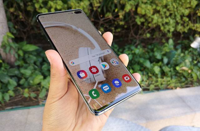 A picture of Samsung galaxy S10 plus Quick cash needed. 320.000 storage 128GB