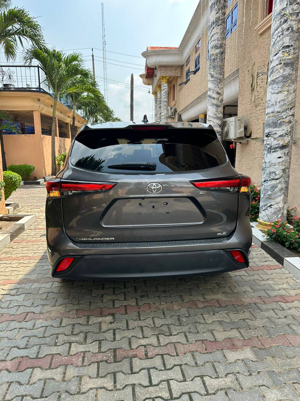 A picture of Tokunbo Toyota Highlander XlE 2023 model full option just like