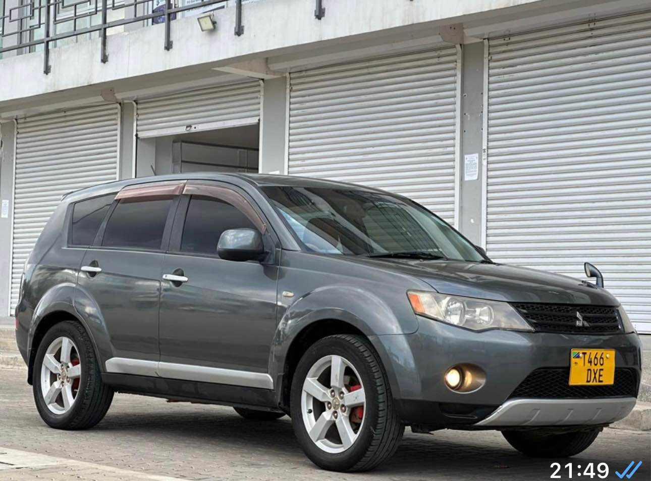 A picture of MITSUBISH OUTLANDER FOR SALE 7 LEATHER SEATS 