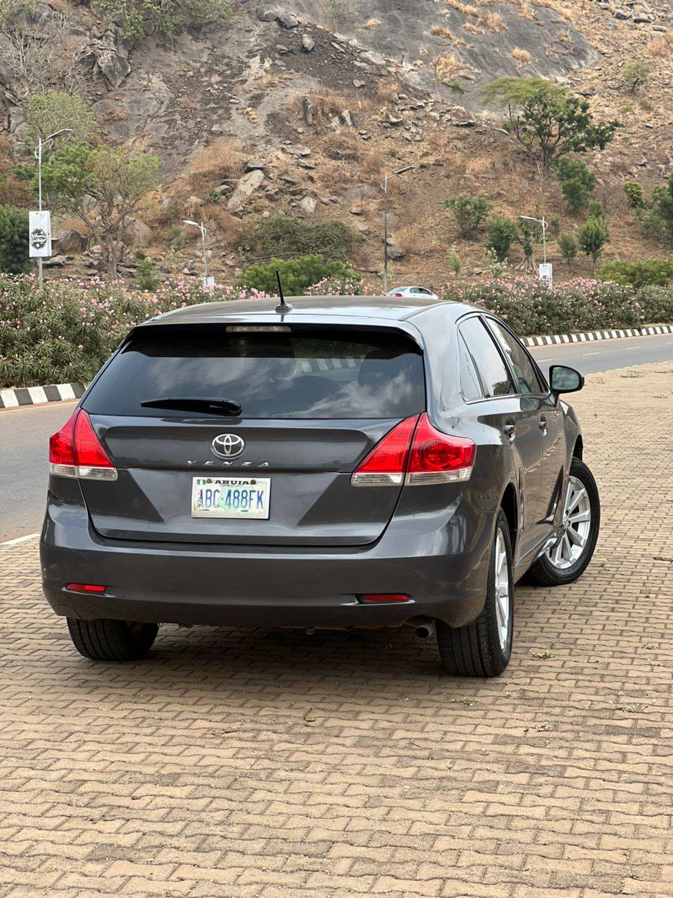 A picture of TOYOTA VENZA 2010