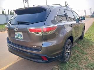 A picture of 2017 Toyota Highlander XLE neatly used superb engine gear and