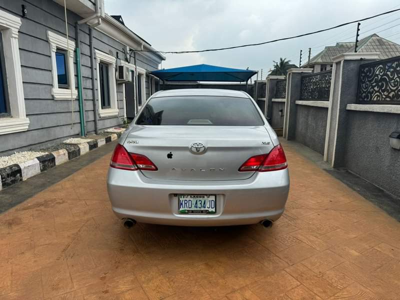 A picture of This is crispy clean Toyota avalon 2005 model pure first