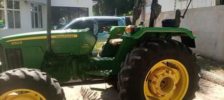 A picture of Tractor john Deere Price Bei 58M Namba DC mpya sana
