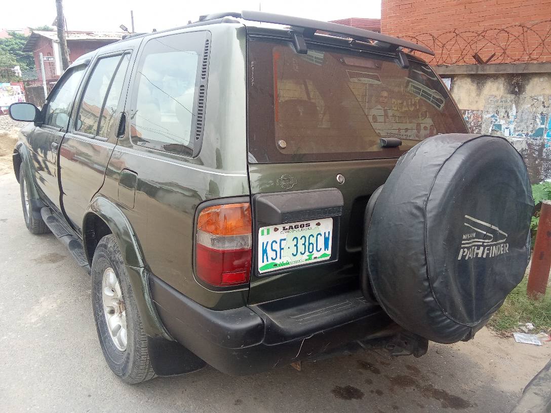 A picture of Nissan Pathfinder 1999 model