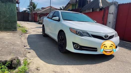 A picture of Belgium Standard 2013 Toyota Camry in pristine condition with everything