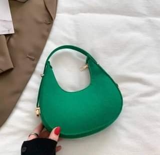 A picture of Hand and shoulder bags