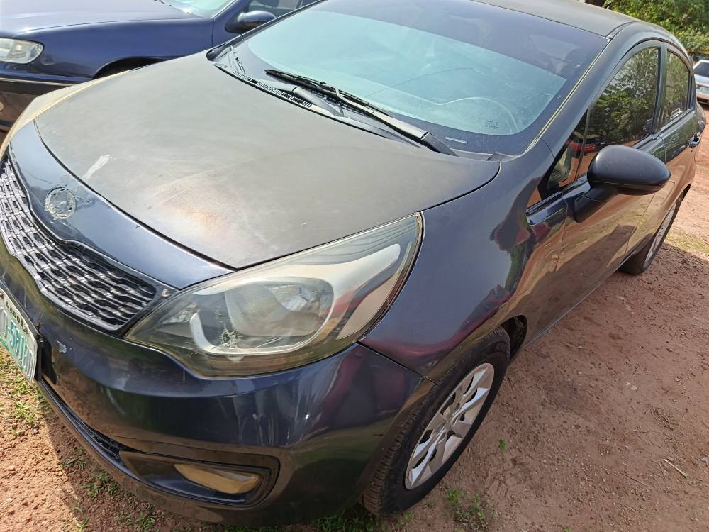 A picture of Kia Rio 2013 super distres untempered engine and rear manual