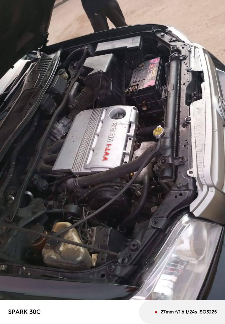 A picture of 2004 Toyota Highlander Highlander 2 rows Painted but very clean