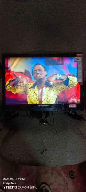 A picture of Nauza tv inch 43 kiasi 400 000