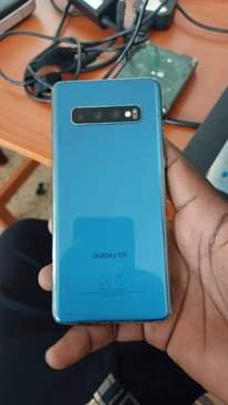 A picture of Samsung s10