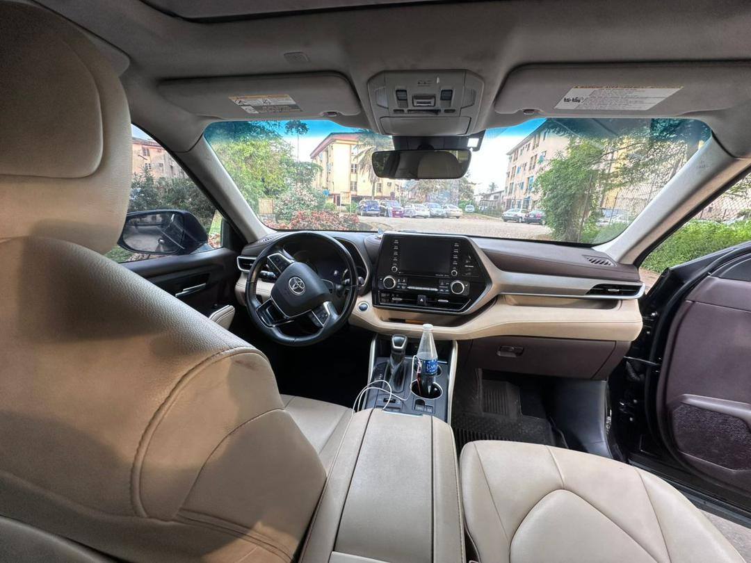 A picture of  Registered Used 2020 TOYOTA HIGHLANDER XLE