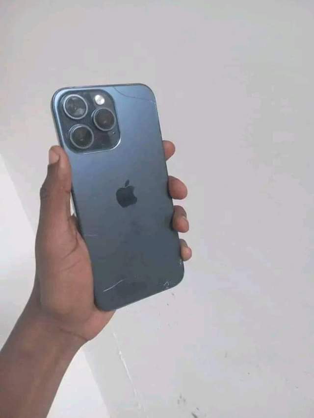 A picture of Iphone 15 pro max ina mstar kweny kioo inatumika freshi