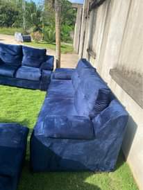 A picture of SOFA SET KUBWA MPYA KABISA HAZIJAWAH KUKALIWA KABISA ZIMENUNULIWA 1