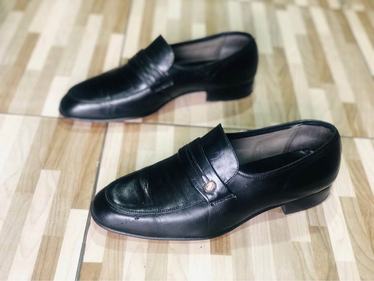 A picture of MENS LEATHER SHOES 