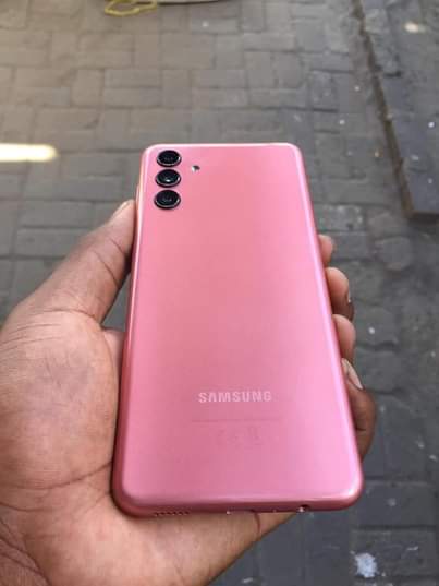 A picture of Samsung a04s 64gb ram 4 camera kali sana Tsh 160