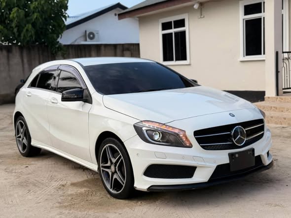 A picture of 2013 MERCEDES BENZ A180
