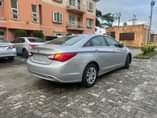 A picture of 2011 hyondai sonata basic 100 percent first body Legs Engine
