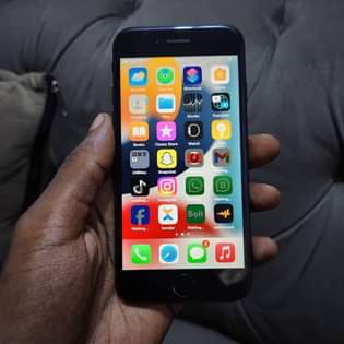 A picture of iPhone 7 Plain 32gb bei 175 000 0692853914 battery 100