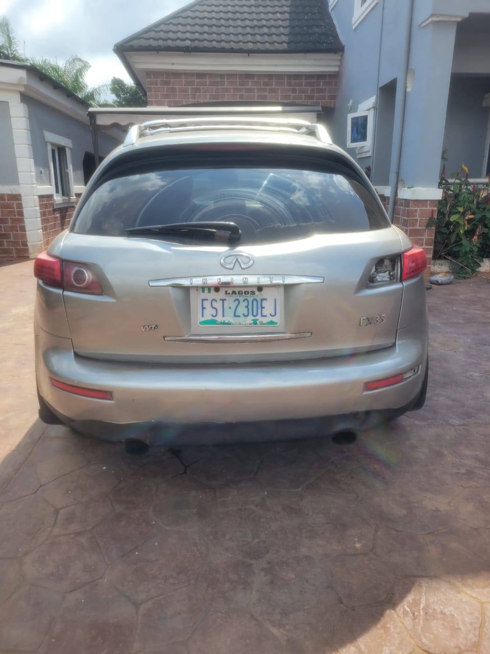 A picture of INFINITI FX35 2005 JUST GIVE ME 2 7M DIRECT OWNER