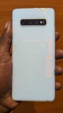 A picture of Cracked Samsung S10 128gb storage 8gb ram 350k slightly negotiable