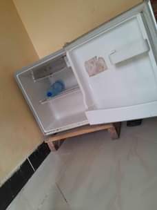 A picture of SAMSUNG MIN FRIDGE