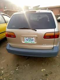 A picture of 1998 Toyota Sienna