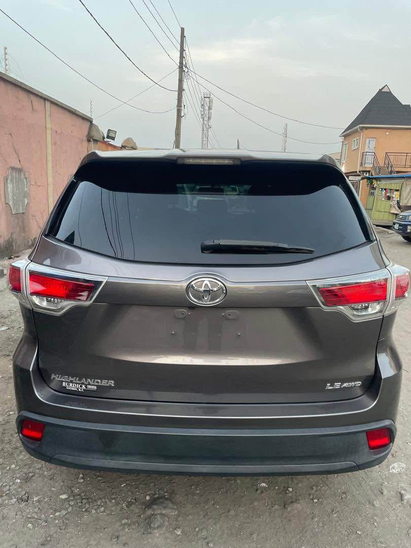 A picture of 2016 Toyota Highlander LE