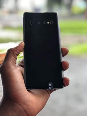 A picture of Samsung s10plus