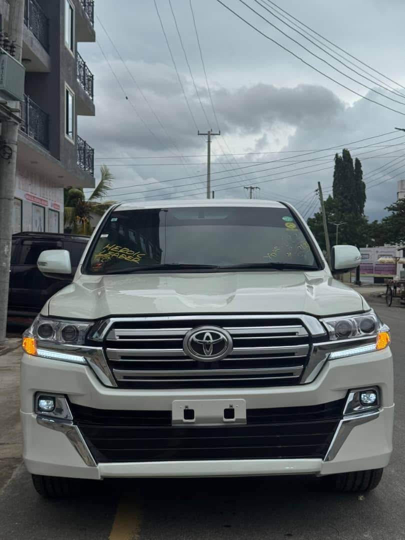 A picture of Toyota land cruise v8