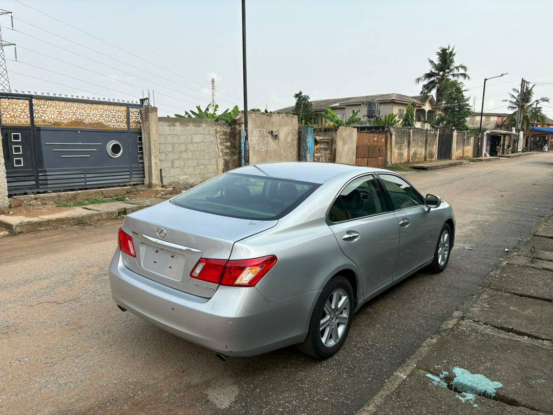 A picture of Today s Arrival DEALER DEAL Forigen used LEXUS ES350 2011