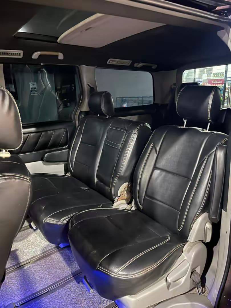 A picture of Toyota Alphard KENNY Bei 15ml Location kigambon Sunroof ipo Engine