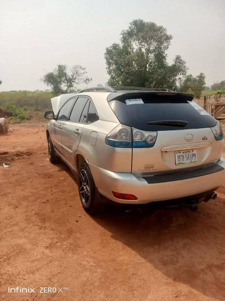 A picture of 2015 Toyota lexus 330