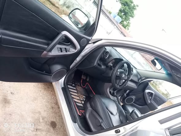 A picture of 08 Toyota rav4