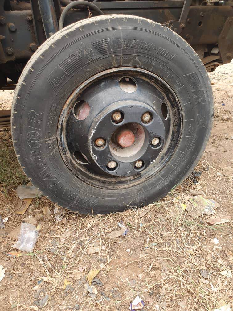 A picture of 3 Months used MAN VOLKSWAGEN 6 tyres 6 bolts Engine